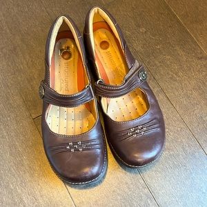 Clarks Womens Mary Janes Size 7.5 Brown Leather Strap Comfort Casual Slip Ons.